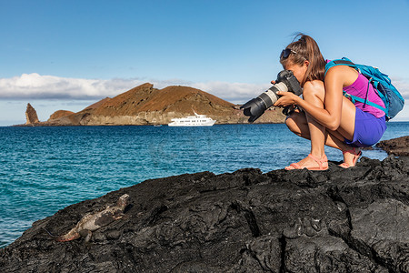 加拉帕戈斯群岛游客在加拉帕戈斯群岛圣地亚哥岛上拍摄海鬣蜥