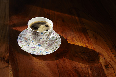 午后咖啡摄影照片_午后阳光下的一杯咖啡