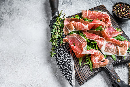 切片西班牙火腿塞拉诺火腿或 Prosciutto Crudo Parma 火腿。