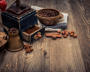旧研磨机和咖啡豆