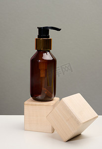 棕色玻璃瓶，木块上装有黑色化妆品泵。