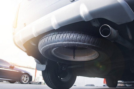 SUV汽车备用轮胎隐藏在车辆下方（Sport Utility Vehicle）