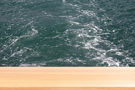 海面水海洋背景上的木板，海面水上空的木桌板，许多波浪海洋，波浪水背景上空的木桌板