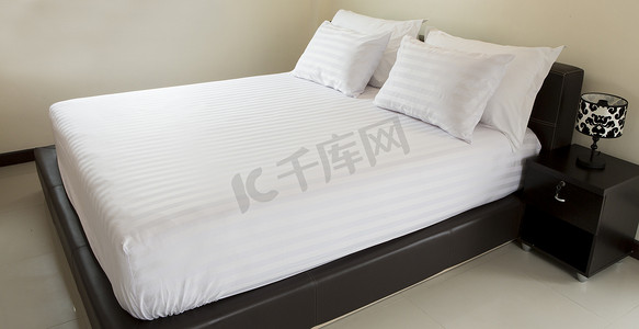 床上的白色枕头 床上舒适柔软的枕头
