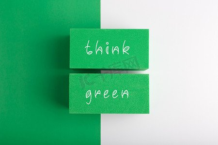 绿色和白色背景下思考绿色铭文的现代构图