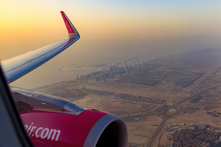 阿联酋迪拜 — 2020 年左右：色彩缤纷的日落期间，从飞机上欣赏迪拜天际线的景色。