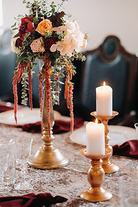 婚礼餐桌装饰，城堡的桌子上放着鲜花，烛光晚餐的餐桌装饰。带蜡烛的晚餐