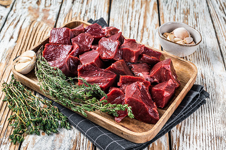木托盘中的生牛肉片或小牛肉心，配百里香。