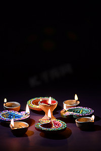 排灯节庆祝活动期间，彩色粘土 Diya（灯笼）灯点亮。