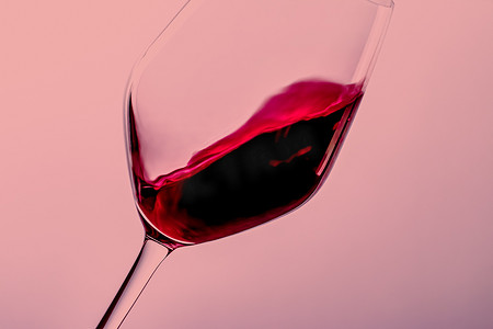 水晶玻璃中的红酒、酒精饮料和豪华开胃酒、酿酒和葡萄栽培产品
