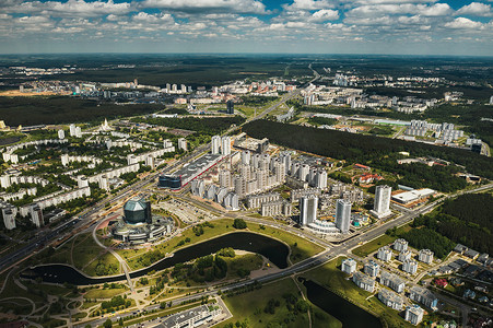 首都图书馆摄影照片_位于白俄罗斯共和国首都明斯克的国家图书馆和带公园的新社区的顶视图，一座公共建筑