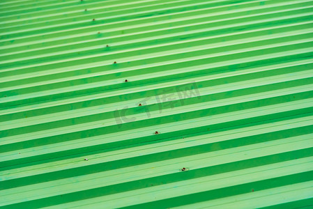 作为抽象背景的绿色彩绘金属屋顶