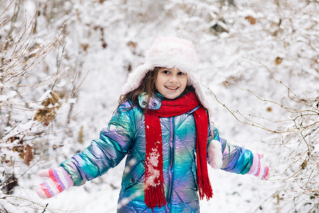 快乐的小女孩在冬日玩雪。