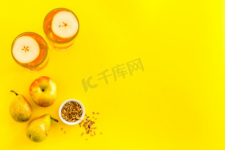 复制空间上方黄色背景中苹果和梨的果汁饮料