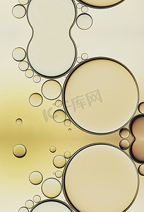 水乳摄影照片_在白色背景上分离的油泡，在水中特写胶原蛋白乳液。