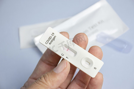 检测结果摄影照片_SARS CoV-2快速抗原检测试剂盒（ATK）的Covid-19阴性检测结果，冠状病毒感染保护概念