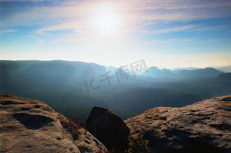 等待日出摄影照片_萨克森瑞士公园令人惊叹的黎明。