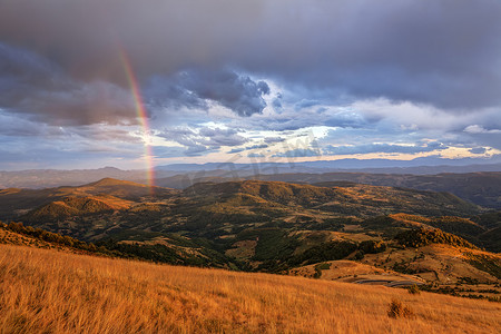 漂亮的彩虹摄影照片_山风景上的彩虹