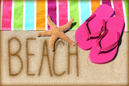 海滩度假概念-用沙子写的字