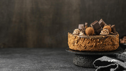 正面图美味的巧克力蛋糕架，带复制空间。
