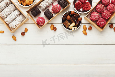 木制桌面，配有各种健康糖果和坚果