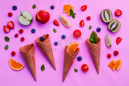 球冰淇淋摄影照片_锥体和五颜六色的各种各样的果子莓，蓝莓，草莓