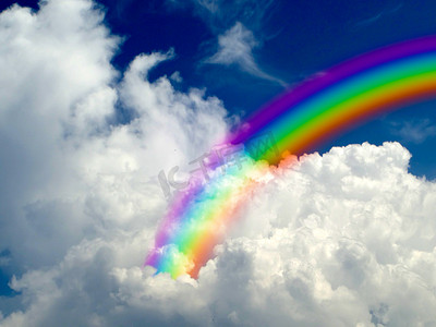 白云蓝天背景中的彩虹