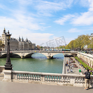 巴黎/法国 — 2019年4月6日：巴黎城市景观和横跨塞纳河的圣米歇尔桥。