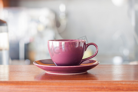 咖啡店里的紫色咖啡杯