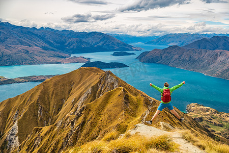 徒步旅行者跳跃的欢乐有趣-在新西兰徒步旅行的人。