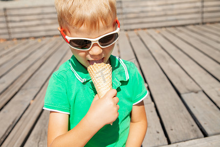 戴墨镜吃冰淇淋的可爱小孩