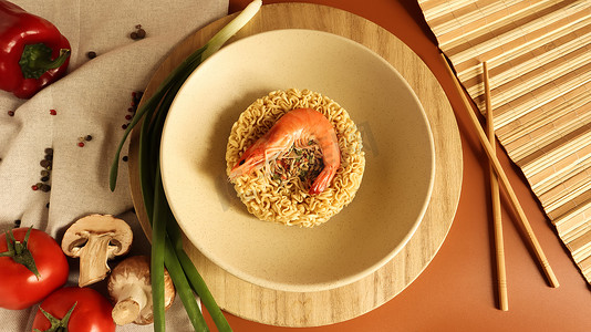 虾筷子摄影照片_辣方便面汤虾和蔬菜。