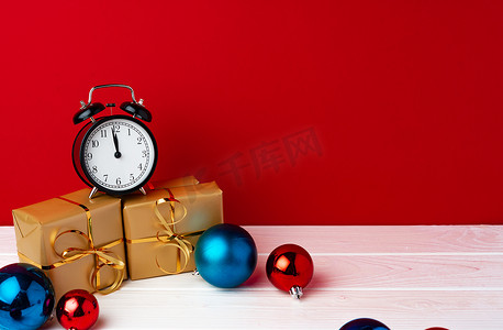 带闹钟的圣诞节和新年倒计时概念