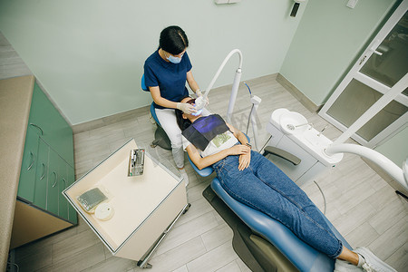 牙医用紫外线灯做牙齿美白手术。