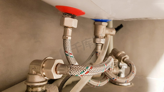 供水、冷热水与锅炉的连接。