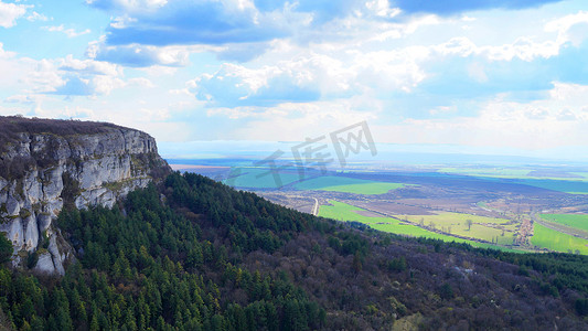 风景照摄影照片_保加利亚马达拉山的顶视图