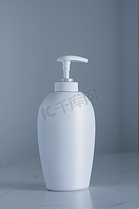 我会洗手摄影照片_空白标签化妆品容器瓶作为灰色背景的产品模型