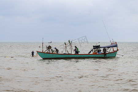柬埔寨渔民摄影照片_柬埔寨白马市螃蟹市场的渔船