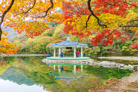 秋季，游客在韩国内藏山周围拍摄美丽的风景。