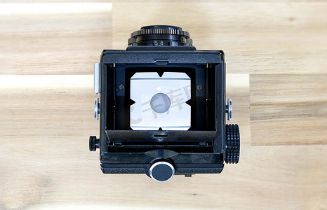 双镜头反光相机或 TLR 胶片相机在木头上的顶视图