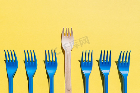 塑料叉子摄影照片_木制餐具套装、木筷子和塑料叉子。