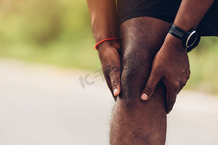 运动跑步者黑人戴手表手关节保持膝盖疼痛