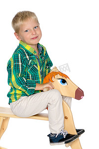 一个小男孩骑着一匹木马