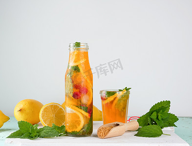 小柠檬水摄影照片_夏季清凉饮料柠檬水，柠檬、蔓越莓、薄荷乐