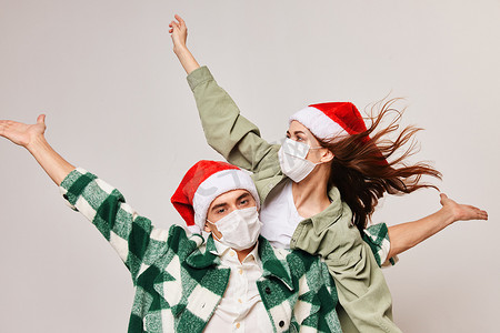 圣诞心情男人和女人有趣的节日帽子医用面具