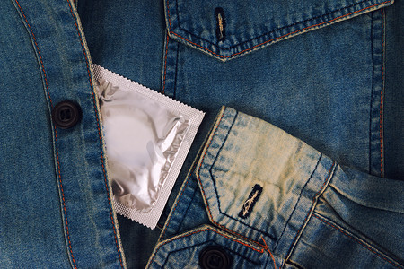 复古蓝色牛仔裤口袋里的避孕套。