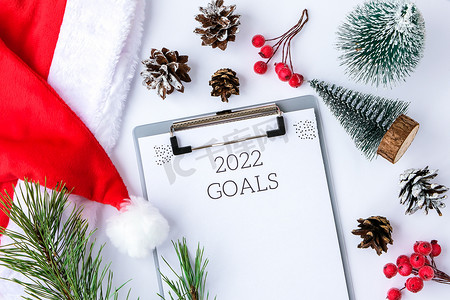 2022 年目标纸片围绕圣诞新年装饰品。