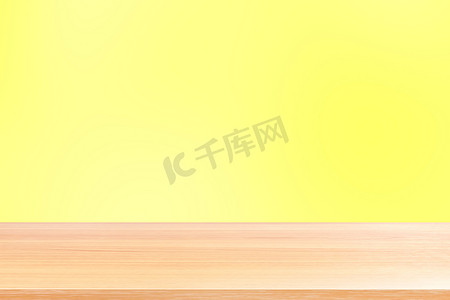 横幅广告摄影照片_渐变黄色软背景上的空木桌地板、木桌板空前彩色渐变、浅黄色渐变上的木板空白用于展示产品或横幅广告