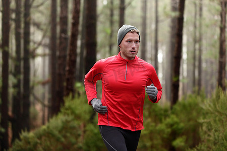 在森林树林训练中跑步的人