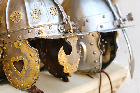 表面上有两个骑士的头盔。中世纪的概念